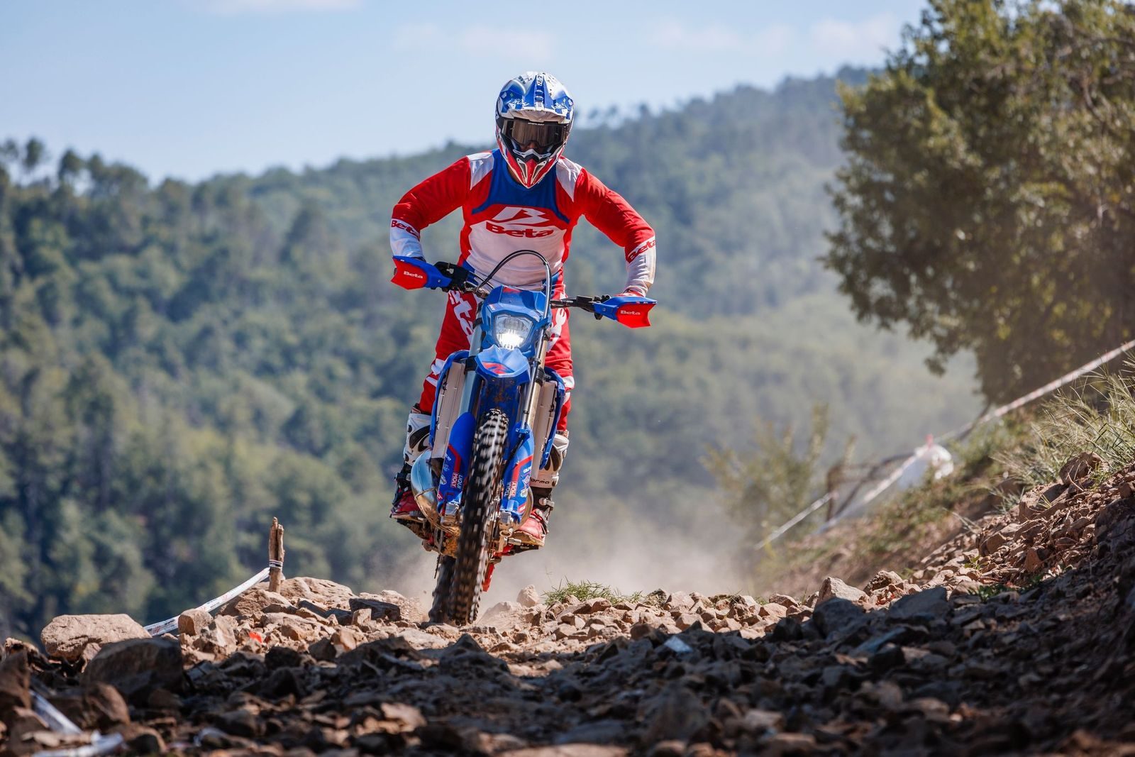 Beta Enduro auf einer steinigen Bergauffahrt