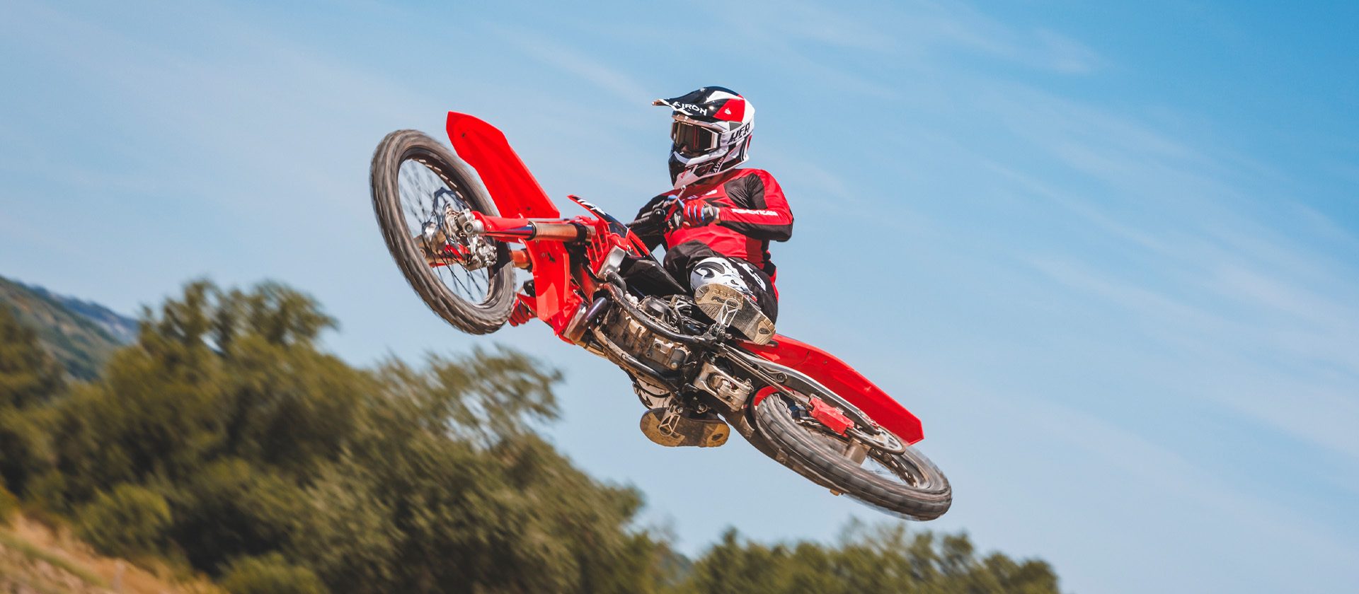 Beta RX in der Luft auf einer Motocross-Strecke
