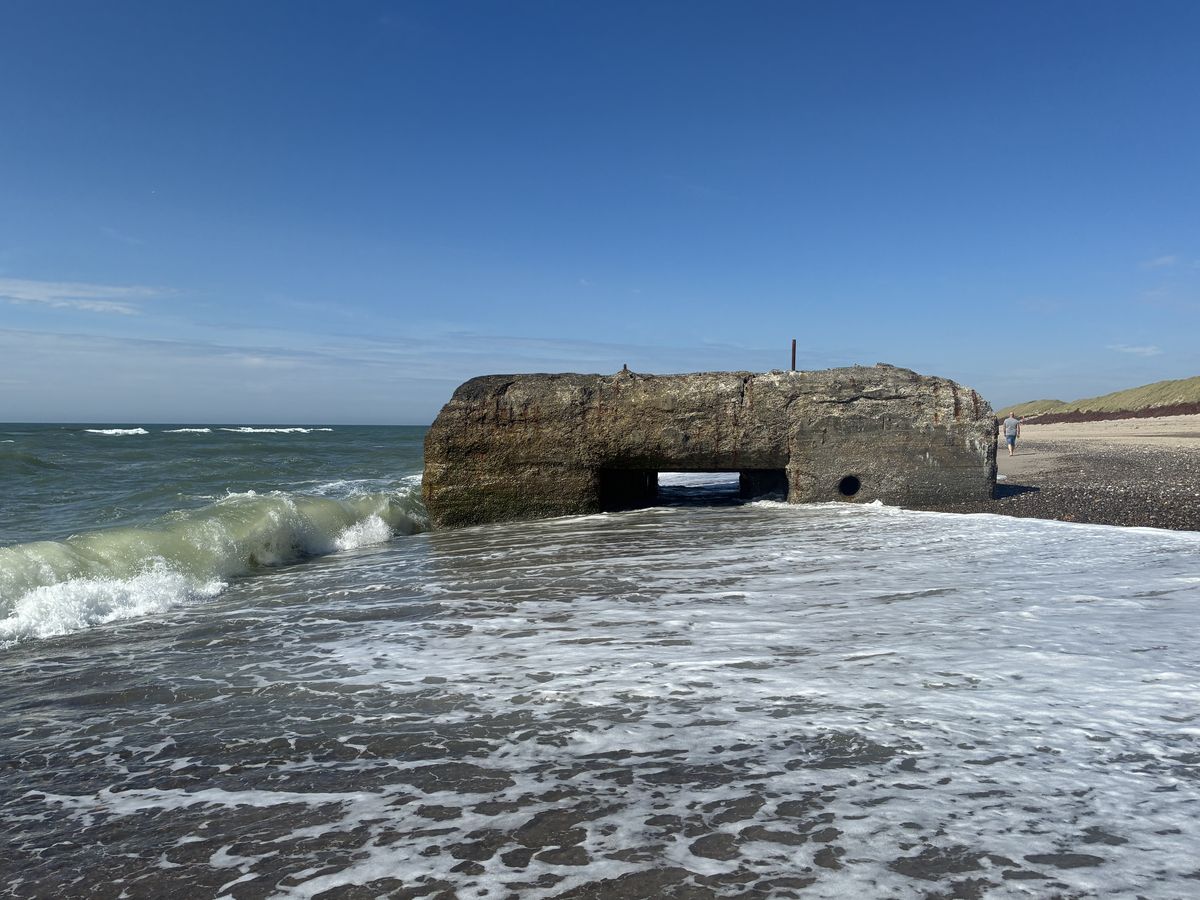 Alter Bunker in der Brandung an der Nordsee