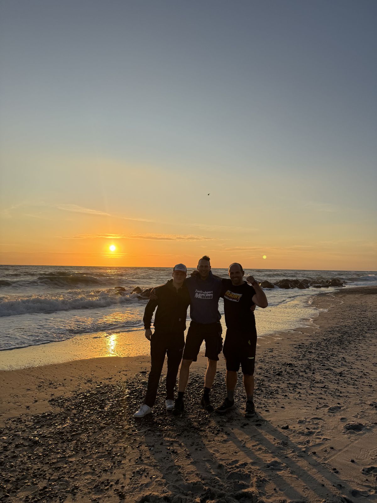 Gruppe am Strand bei Sonnenuntergang