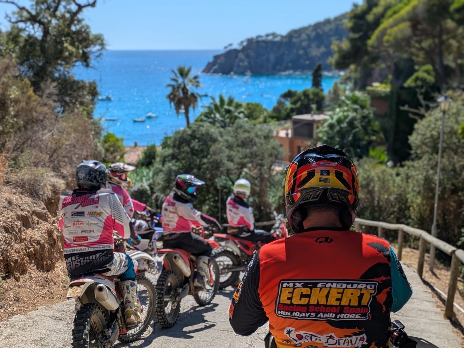 Gruppe mit Blick auf eine Bucht bei Tossa de Mar