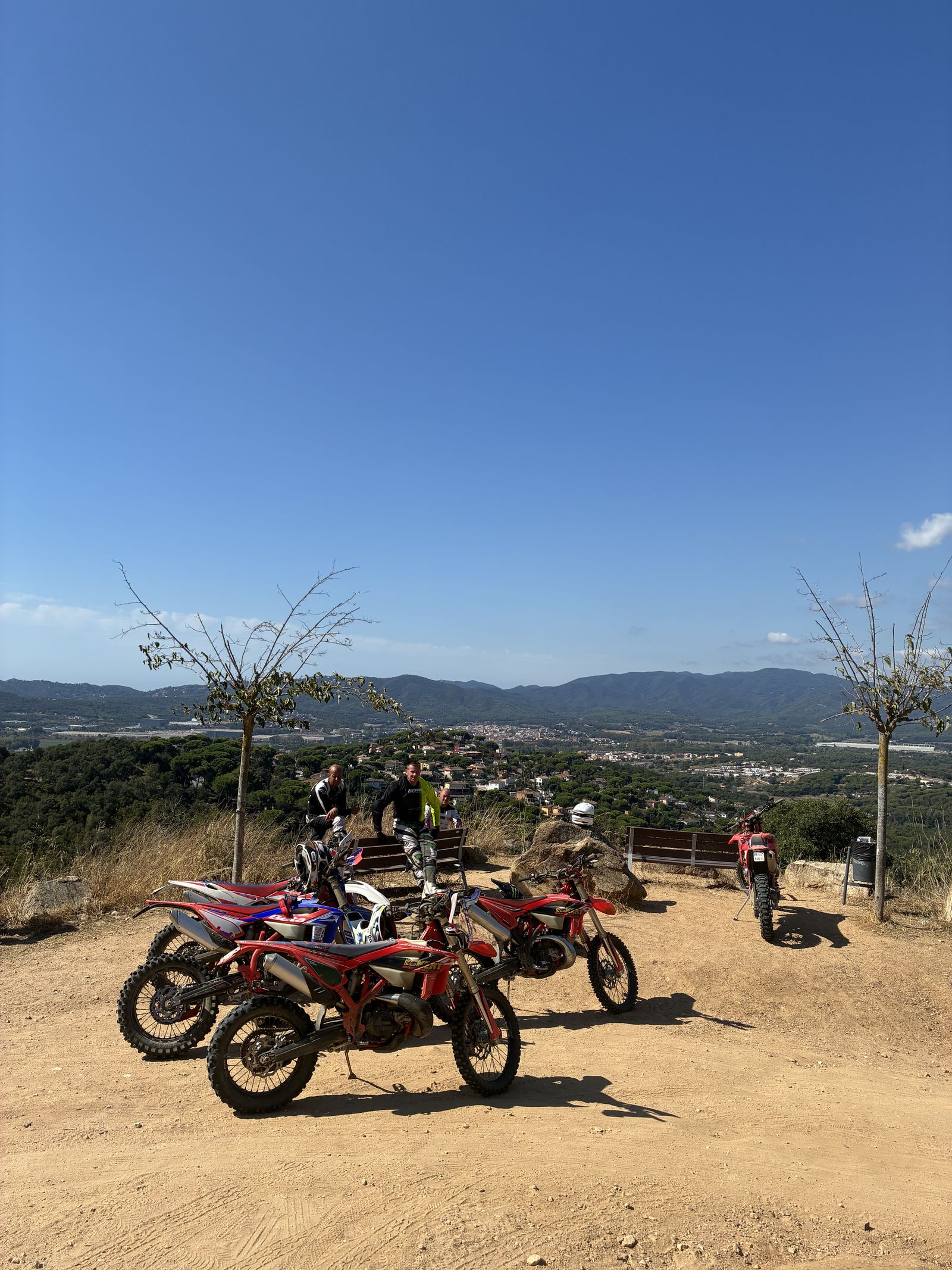 Enduros an einem Aussichtspunkt &uuml;ber dem Hinterland