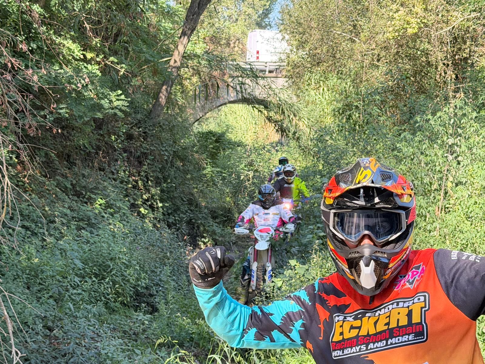 Sascha Eckert f&uuml;hrt eine Gruppe auf einem Trail an der Costa Brava