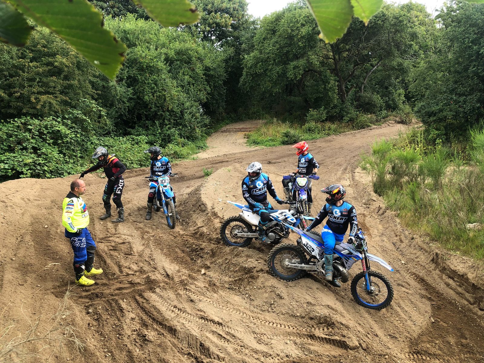 Fahrer auf der Endurocross-Strecke w&auml;hrend eines Lehrgangs