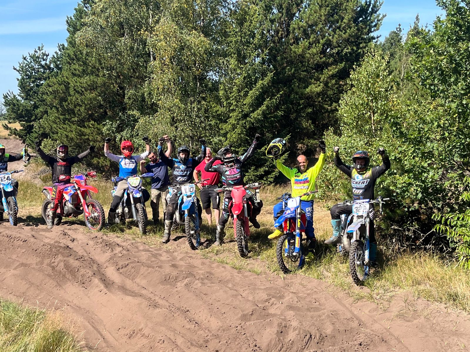 Lehrgangsgruppe jubelt am Streckenrand