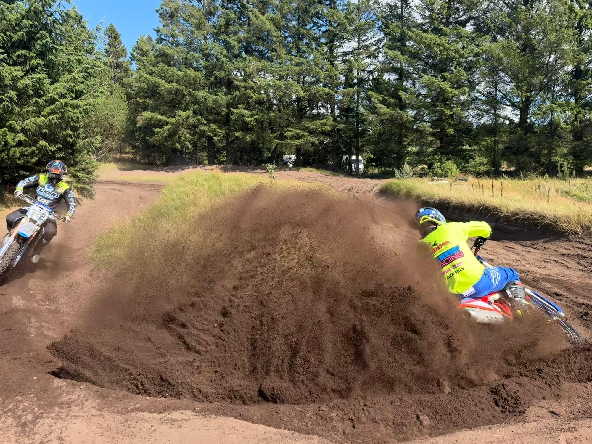 Zwei Fahrer in einer Sandkurve auf der Racing-School-Strecke