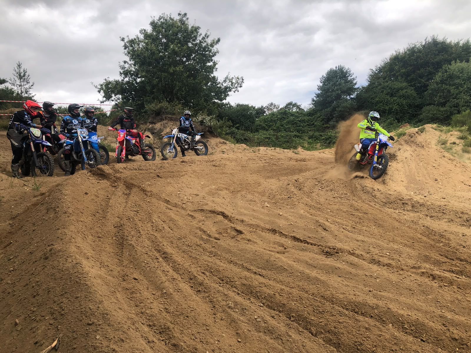 Sandige Motocross-Strecke mit Fahrern
