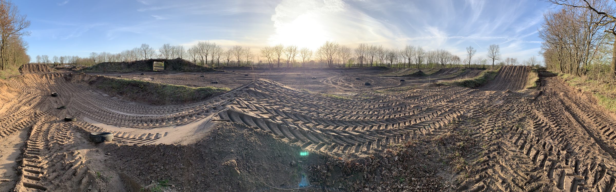 Weites Panorama der Strecke im Abendlicht