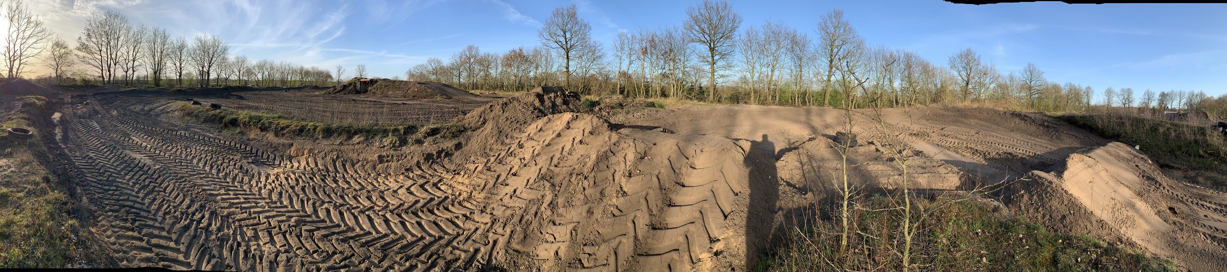 Panorama der Motocross-Strecke mit Wellen und Spruengen
