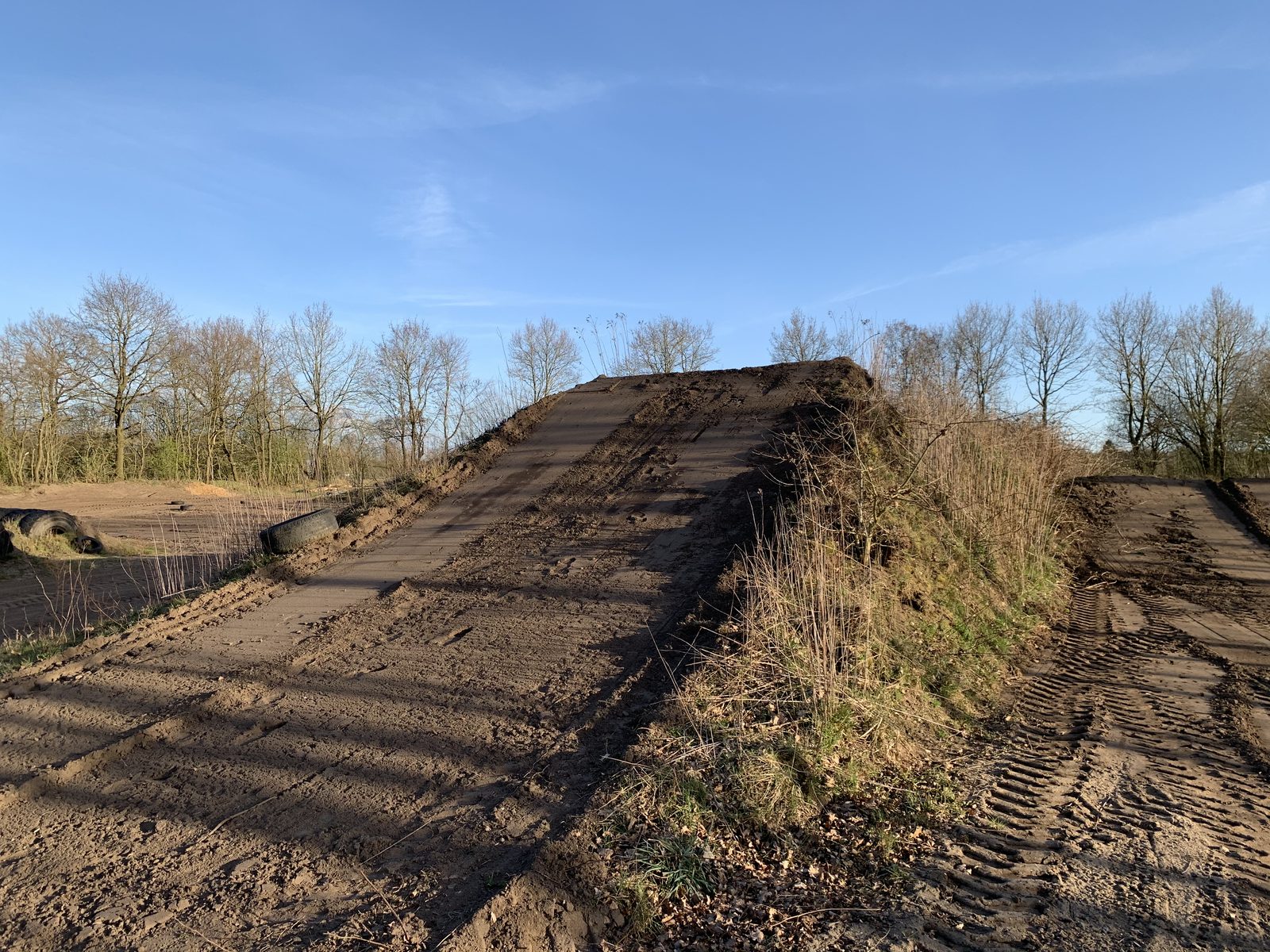 Grosser Sprunghuegel auf der Motocross-Strecke