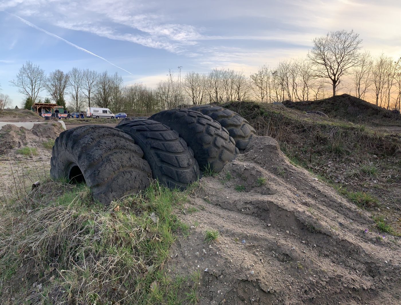 Traktorreifen als Hindernis am Streckenrand