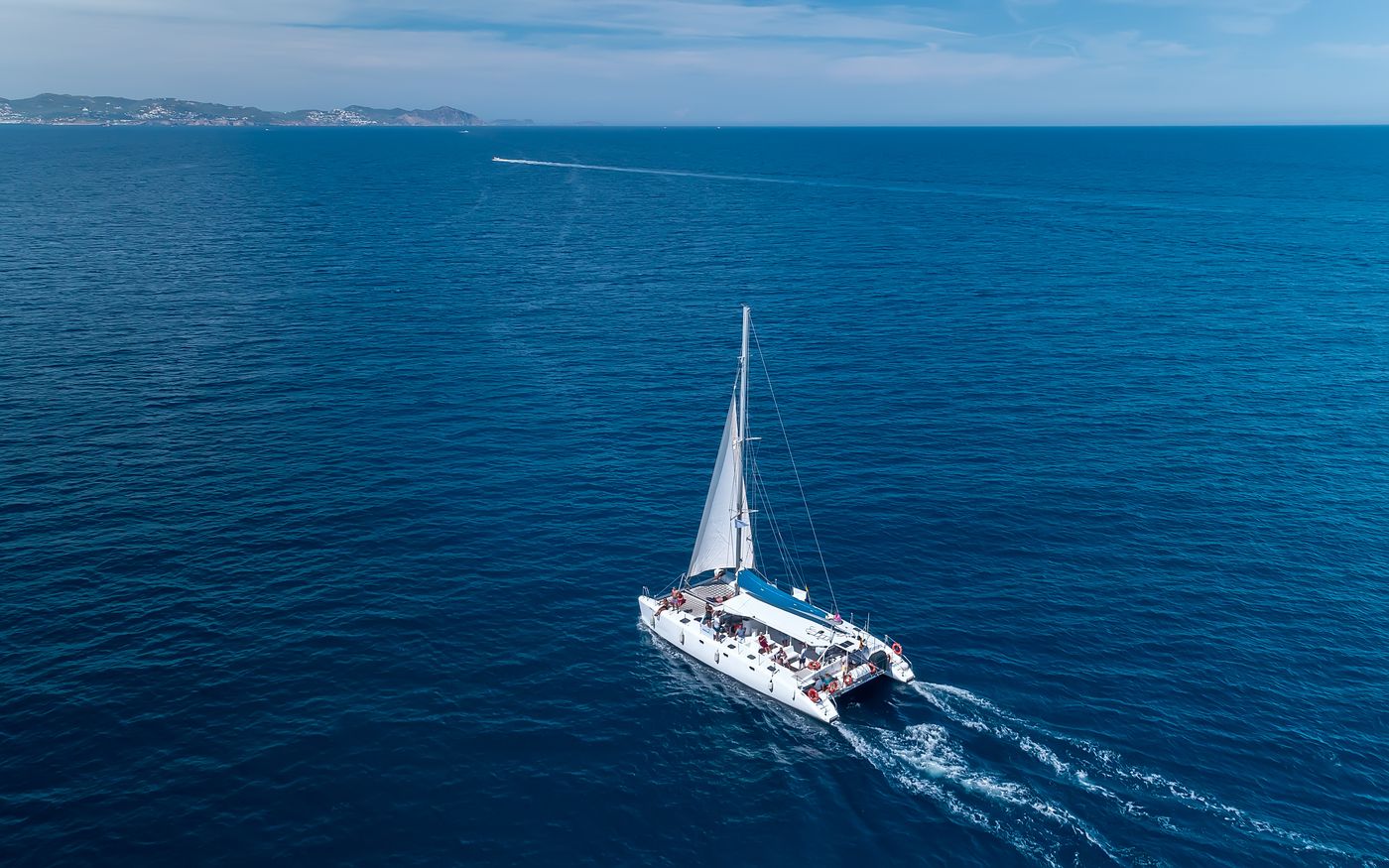 Katamaran unter Segeln vor der Costa Brava