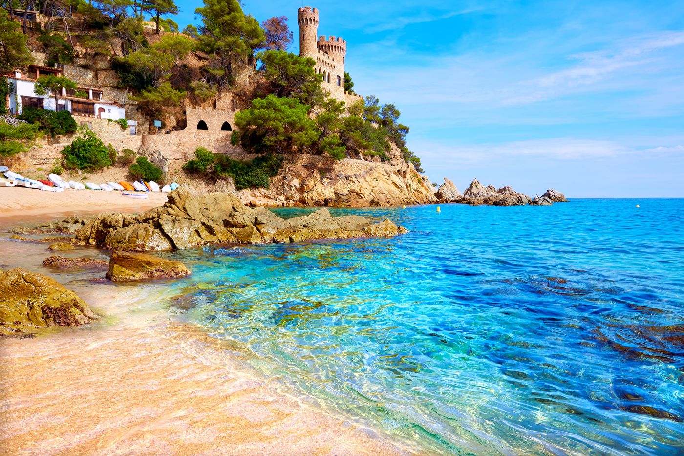 Bucht mit t&uuml;rkisem Wasser und Burg in Lloret de Mar