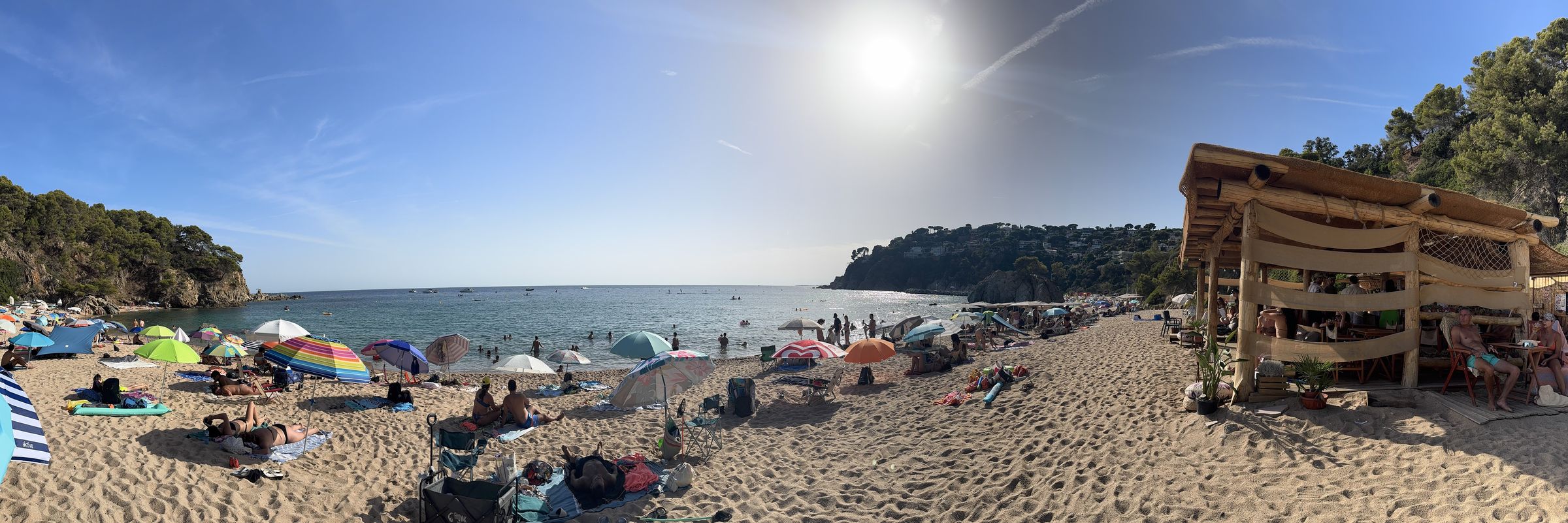 Breiter Strand an der Costa Brava mit Sonnenschirmen