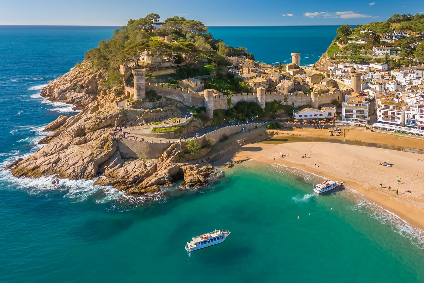 Luftbild der Altstadt von Tossa de Mar mit Stadtmauer